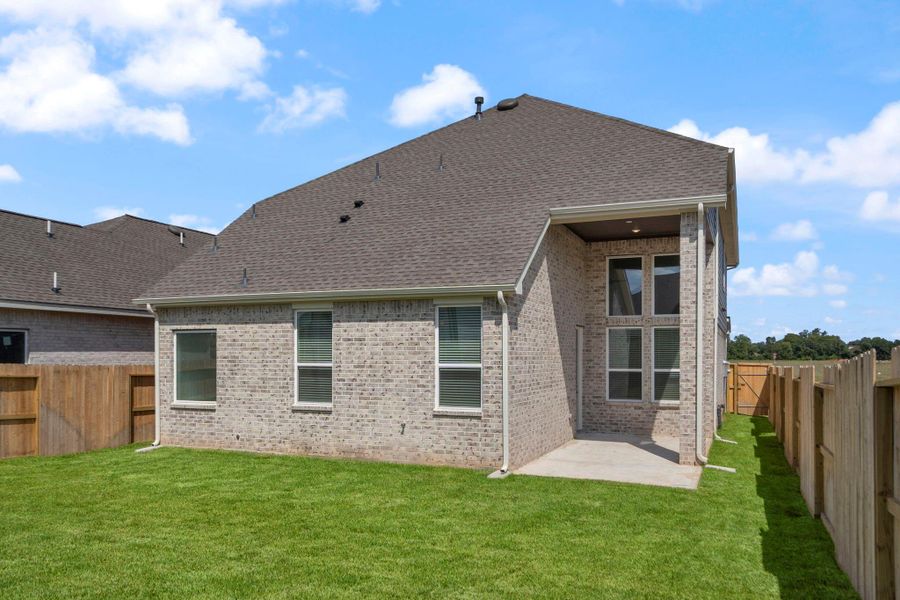 Exterior details and patio area of a home in Sienna, Missouri City (Image 3).