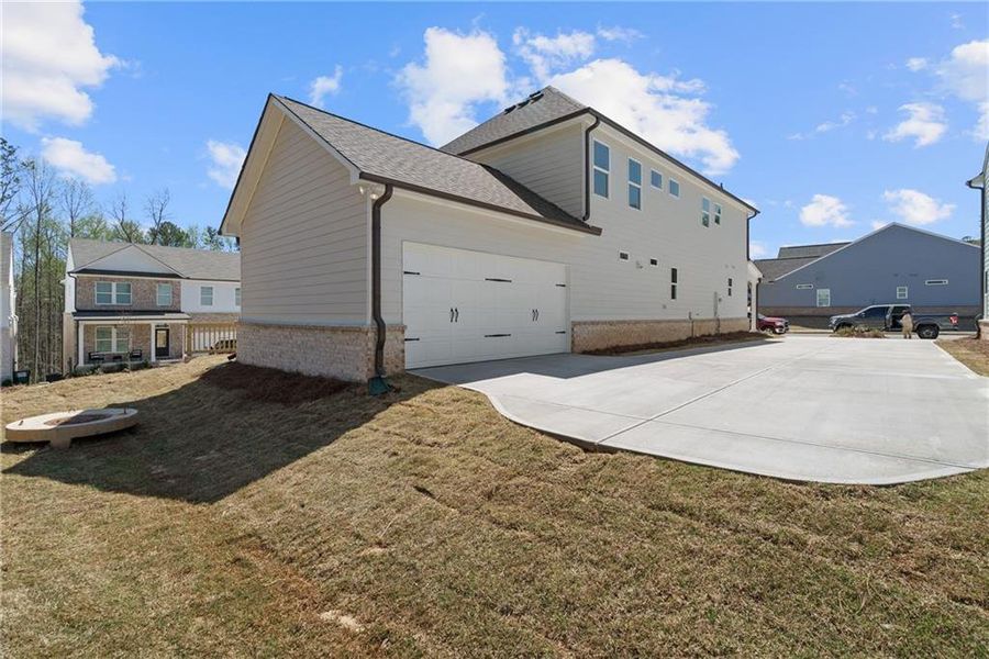 Exterior details and patio area of a home in Edenglen, Buford (Image 3).