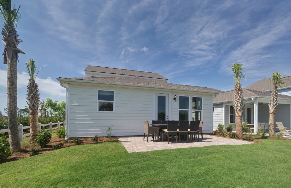 Exterior details and patio area of a home in Del Webb North Myrtle Beach, Myrtle Beach (Image 3).