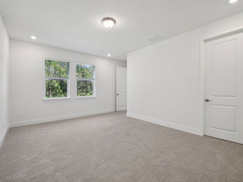 Spacious, unfurnished interior of a new home in Ridgehaven - Signature Series, Ormond Beach (Image 9).
