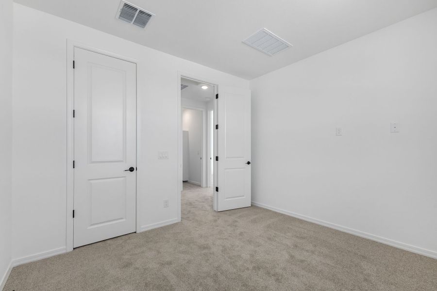 Spacious, unfurnished interior of a new home in Bella Vista Farms, San Tan Valley (Image 17).