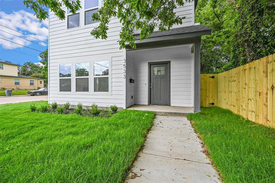 Property entrance featuring a yard