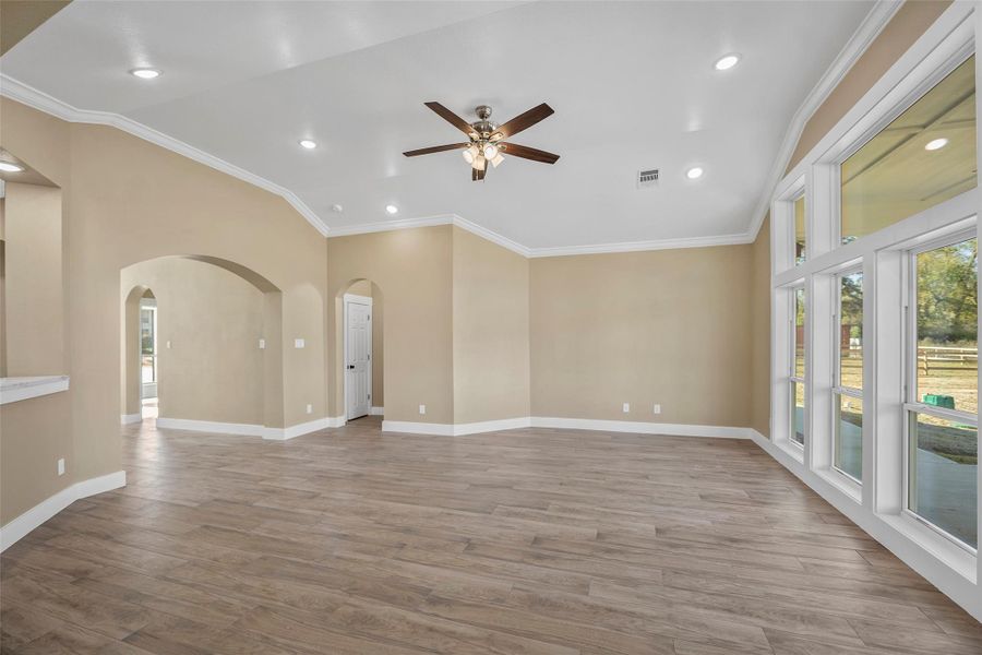 Spacious, unfurnished interior of a new home in , Hempstead (Image 23).