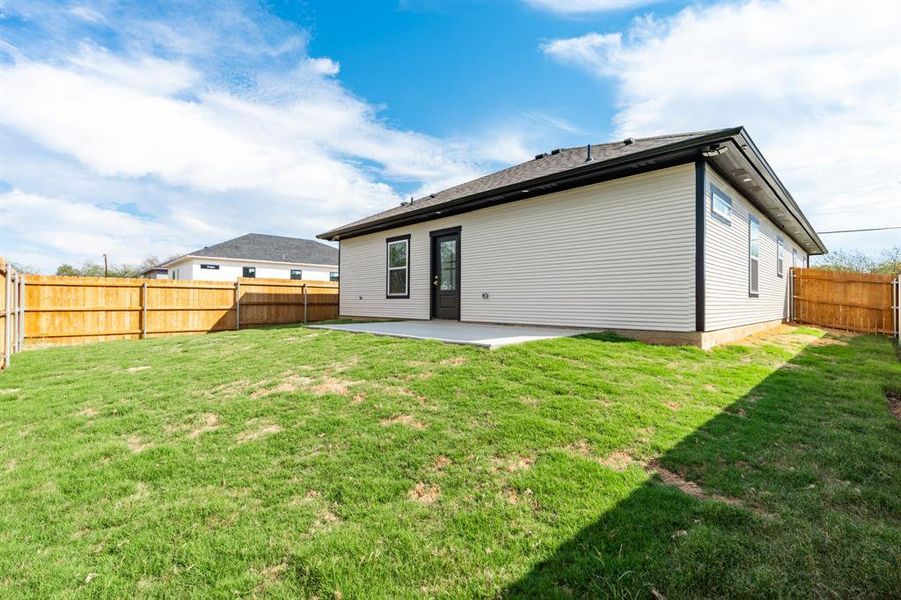 Spacious fenced backyard Spacious fenced backyard