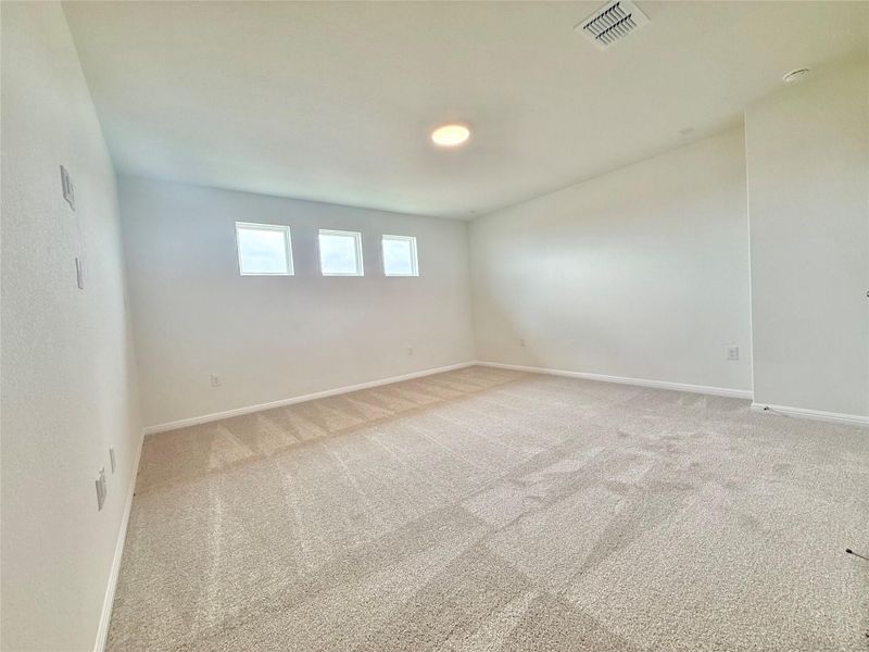 Spacious, unfurnished interior of a new home in Porter Country, Buda (Image 20).