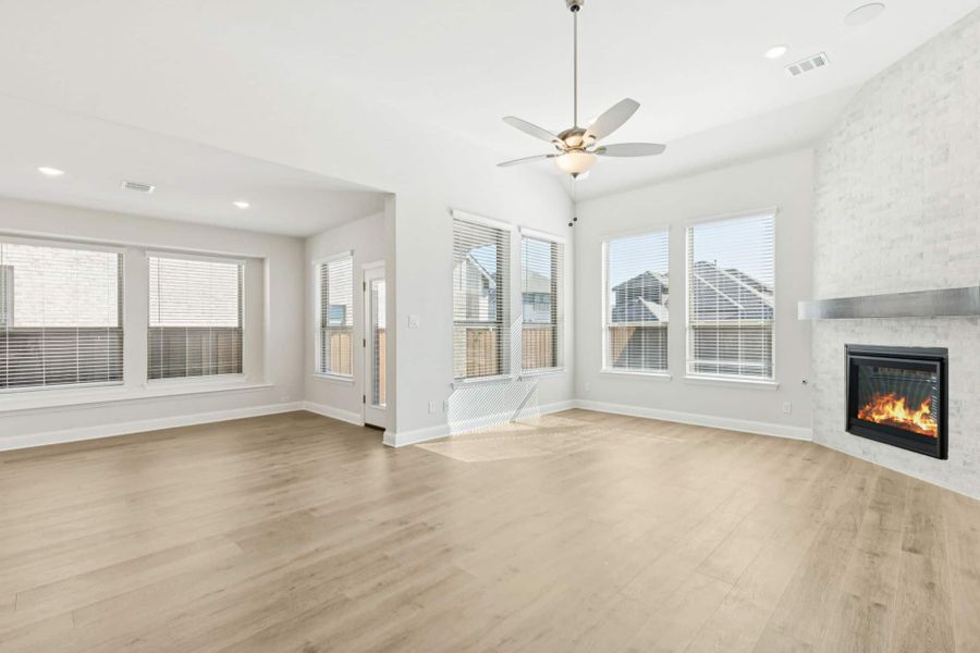 Spacious, unfurnished interior of a new home in Las Lomas, Forney (Image 9).