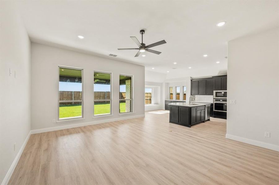 Spacious, unfurnished interior of a new home in Stone River Glen 60s, Royse City (Image 31). Spacious, unfurnished interior of a new home in Stone River Glen 60s, Royse City (Image 31).