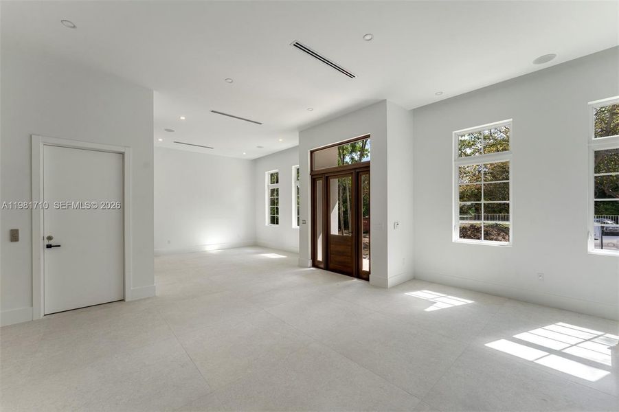 Spacious, unfurnished interior of a new home in , Palmetto Bay (Image 15).
