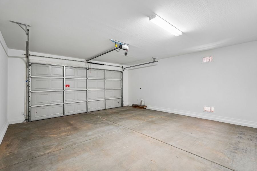 Spacious, unfurnished interior of a new home in Hawes Crossing, Mesa (Image 39).