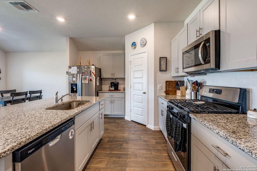 Furnished interior view inside a new home in Heather Glen, New Braunfels (Image 17).