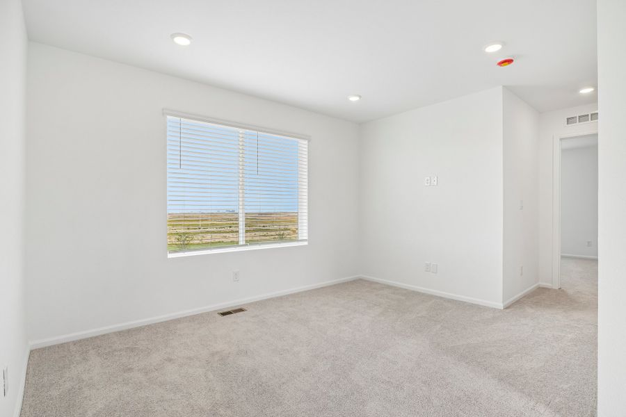 Spacious, unfurnished interior of a new home in Windler, Aurora (Image 13).