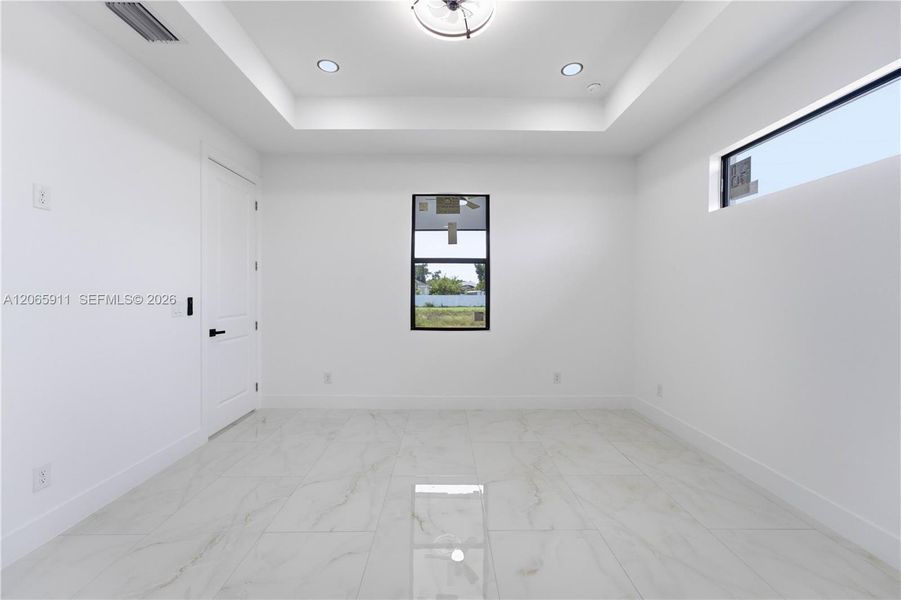 Spacious, unfurnished interior of a new home in , Lehigh Acres (Image 12).