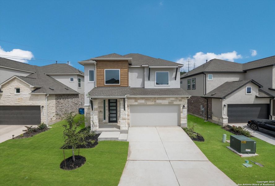 Exterior details and patio area of a home in Crown Ridge Manor, San Antonio (Image 1).