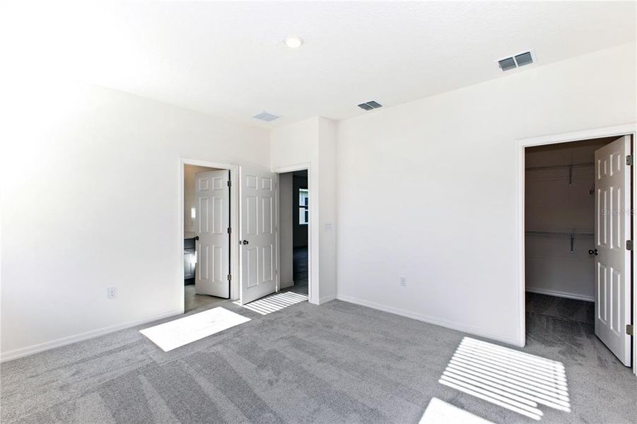 Spacious, unfurnished interior of a new home in Mirror Lake Village, Fruitland Park (Image 9).