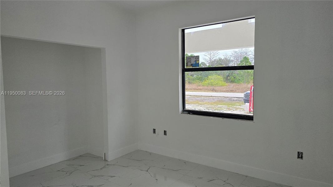Spacious, unfurnished interior of a new home in , Lehigh Acres (Image 9).