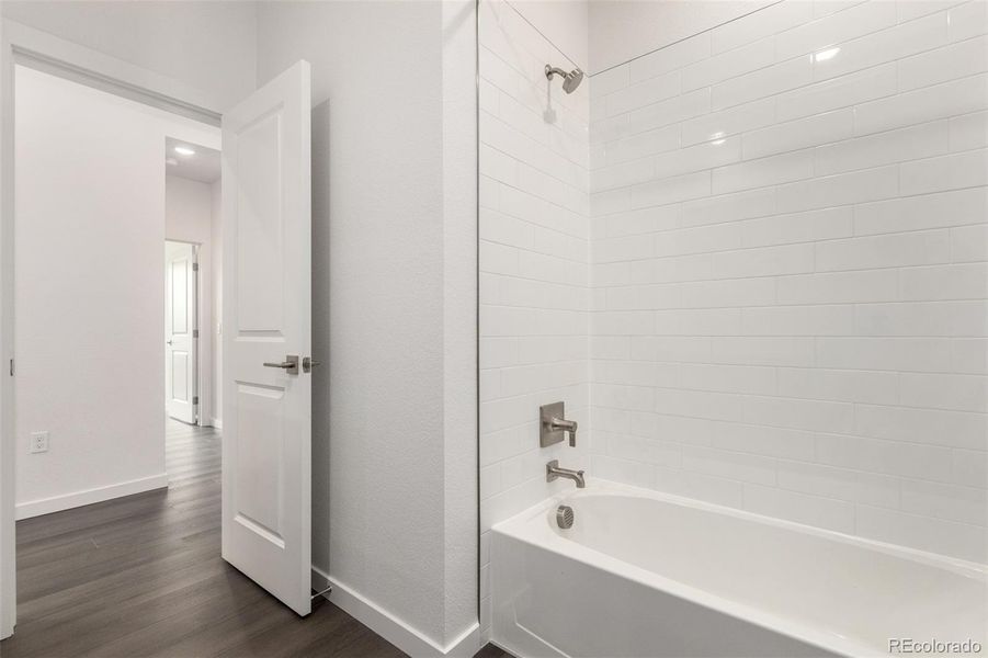 Spacious, unfurnished interior of a new home in Gateway Commons, Denver (Image 25).