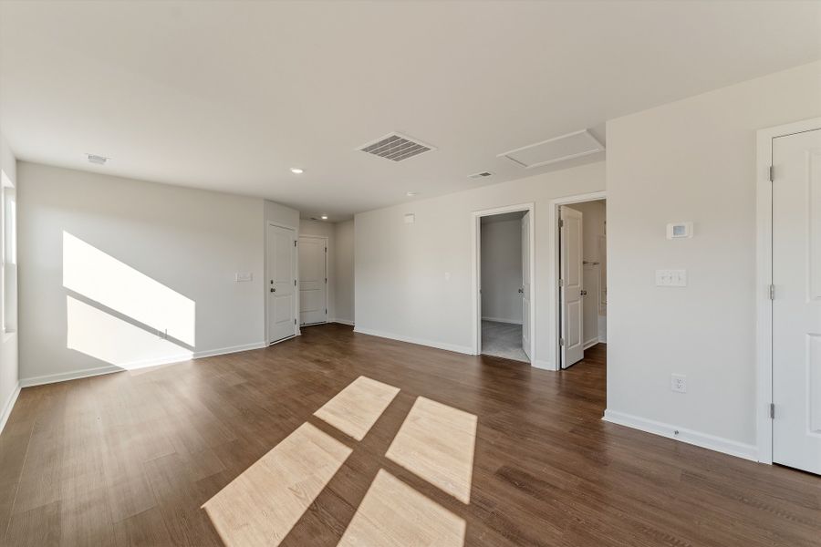 Spacious, unfurnished interior of a new home in Evergreen, Spartanburg (Image 11).