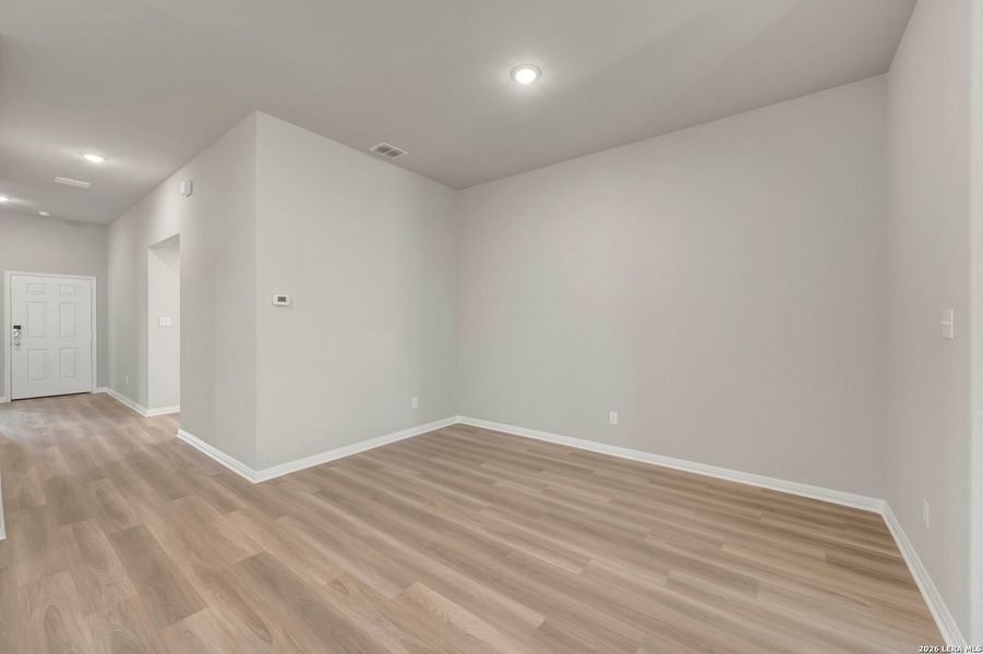 Spacious, unfurnished interior of a new home in Mesquite Ridge, San Antonio (Image 37).