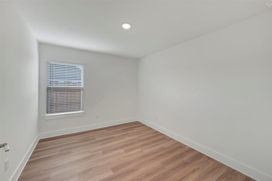 Spacious, unfurnished interior of a new home in Hallimore Ranch, Rosenberg (Image 29).