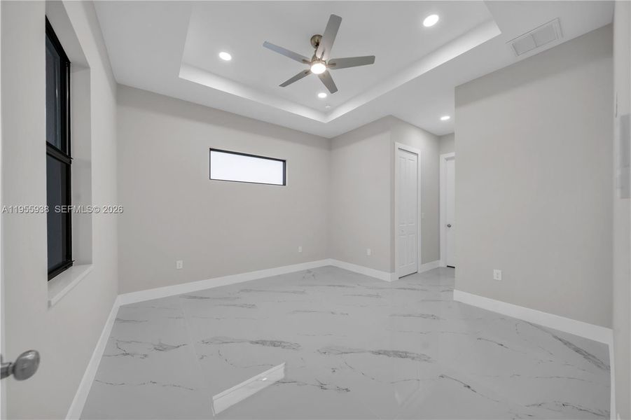 Spacious, unfurnished interior of a new home in , Lehigh Acres (Image 12).