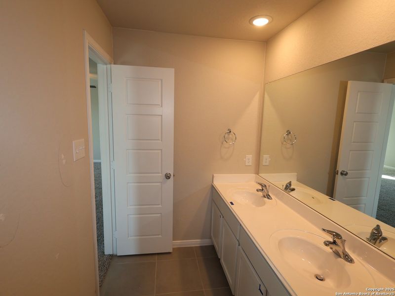 Furnished interior view inside a new home in Agave, San Antonio (Image 7).