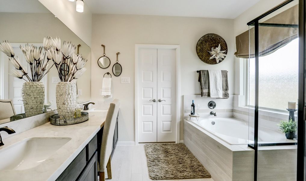 Soaker tub at owners luxury bath