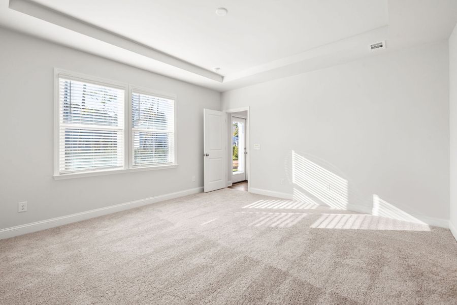 Spacious, unfurnished interior of a new home in Waterways, Richmond Hill (Image 12).