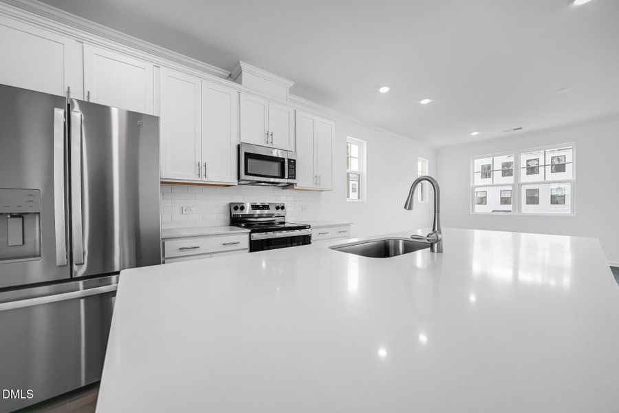 SUN_ElmGrove_Pic_Wyatt_QMI_4_Kitchen_3of