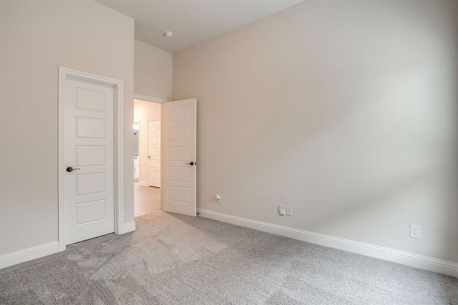 Spacious, unfurnished interior of a new home in Oak Hills, Burleson (Image 35).