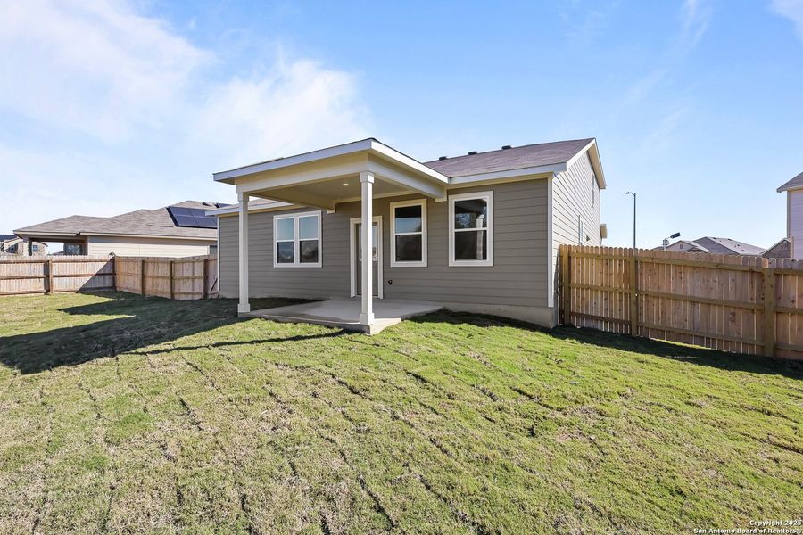 Exterior details and patio area of a home in Cinco Lakes, San Antonio (Image 3).
