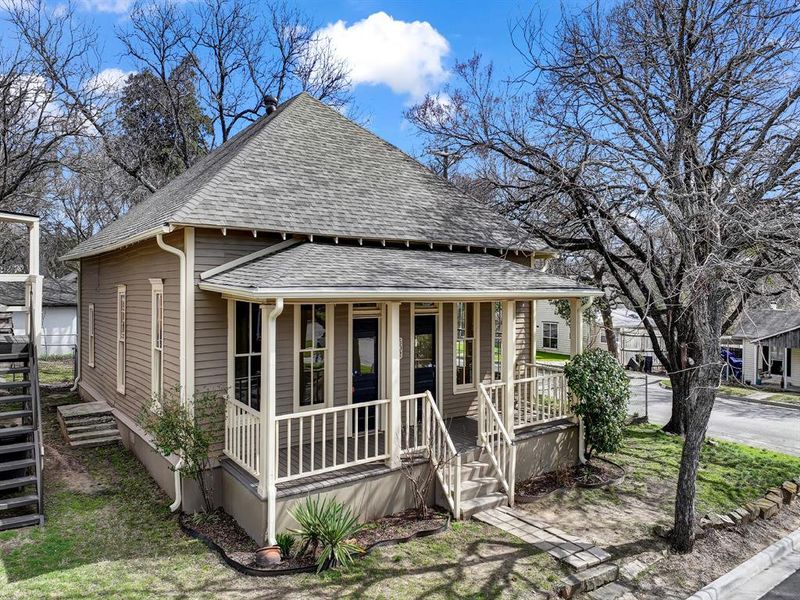 Exterior details and patio area of a home in , Weatherford (Image 2). Exterior details and patio area of a home in , Weatherford (Image 2).