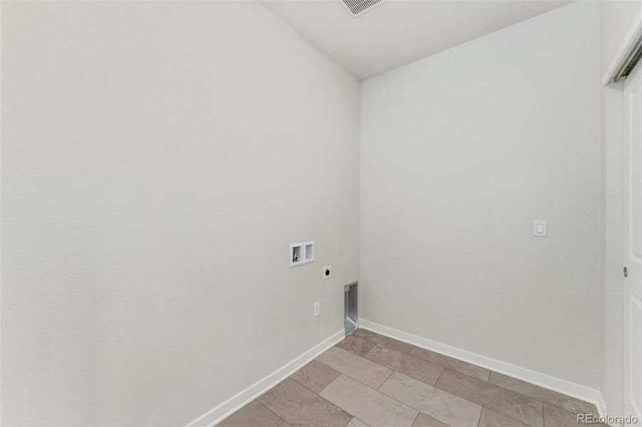 Spacious, unfurnished interior of a new home in The Courtyards at Lupton Village, Fort Lupton (Image 19).