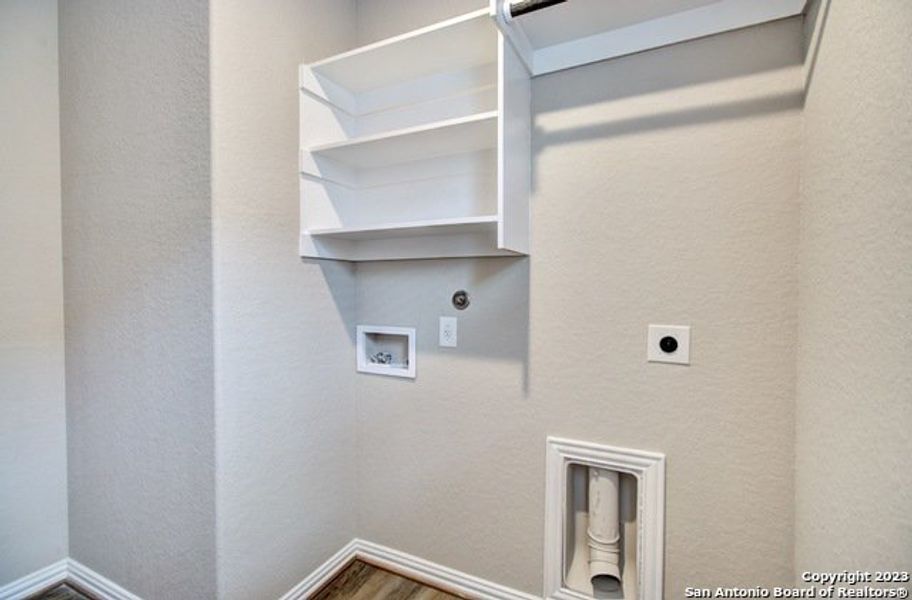 Spacious, unfurnished interior of a new home in Stream Waters, Seguin (Image 19).