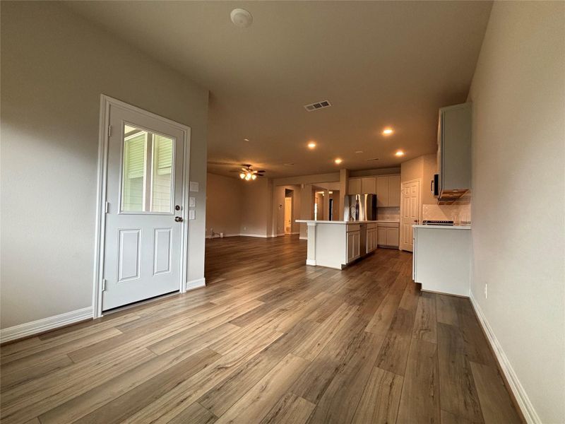 Spacious, unfurnished interior of a new home in Sunterra, Katy (Image 15).