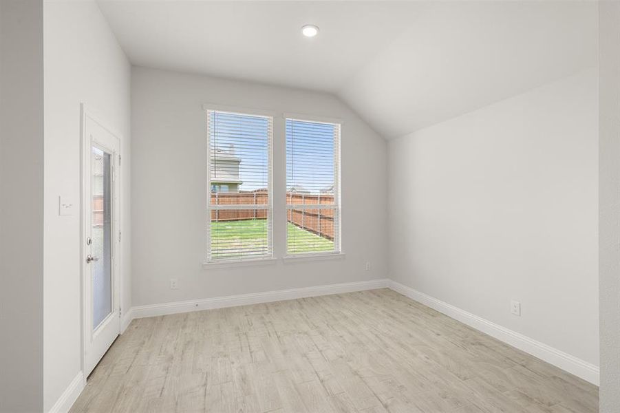 317 Comfort- Dining-1