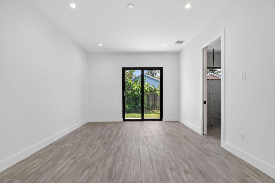 Spacious, unfurnished interior of a new home in , Palm Springs (Image 21).