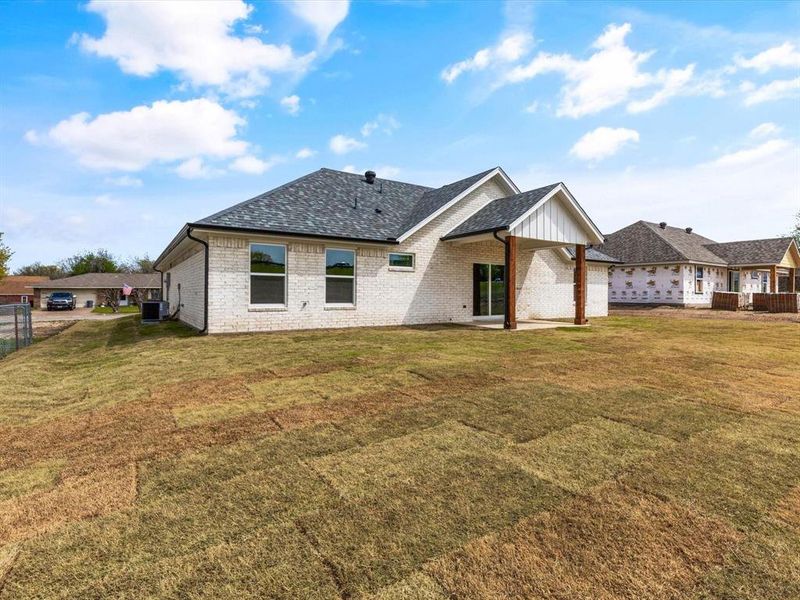 Exterior details and patio area of a home in , Granbury (Image 3).
