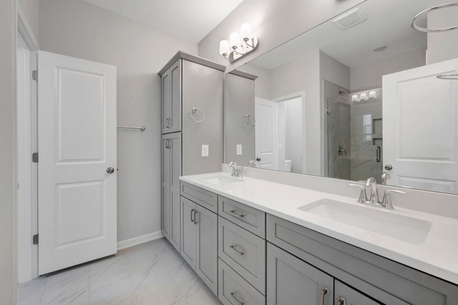 Owner's Bathroom Owner's Bathroom