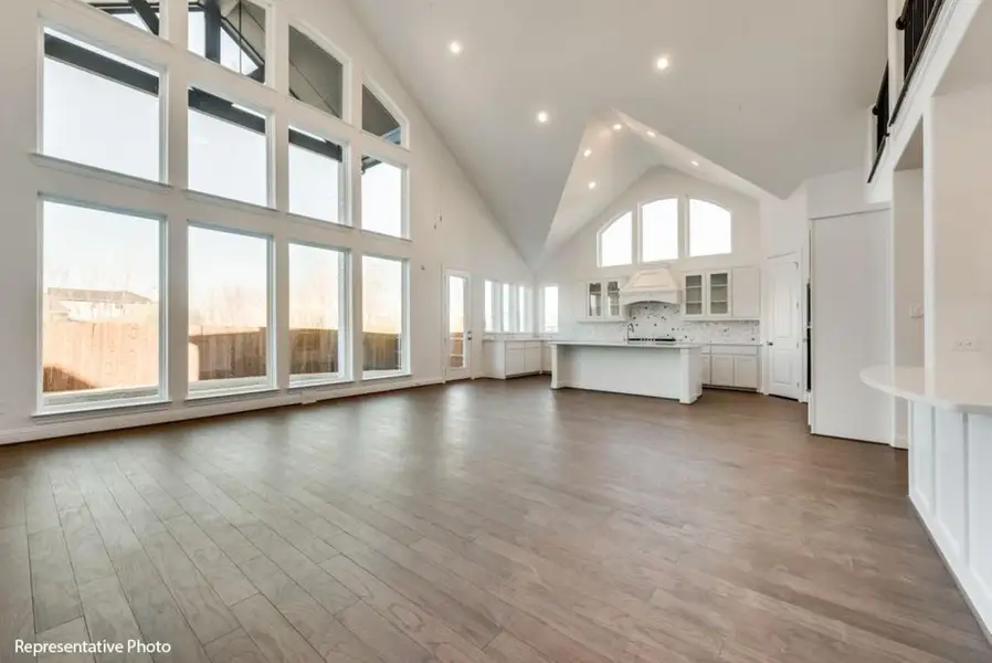 Spacious, unfurnished interior of a new home in Heath Golf & Yacht Club, Heath (Image 8).