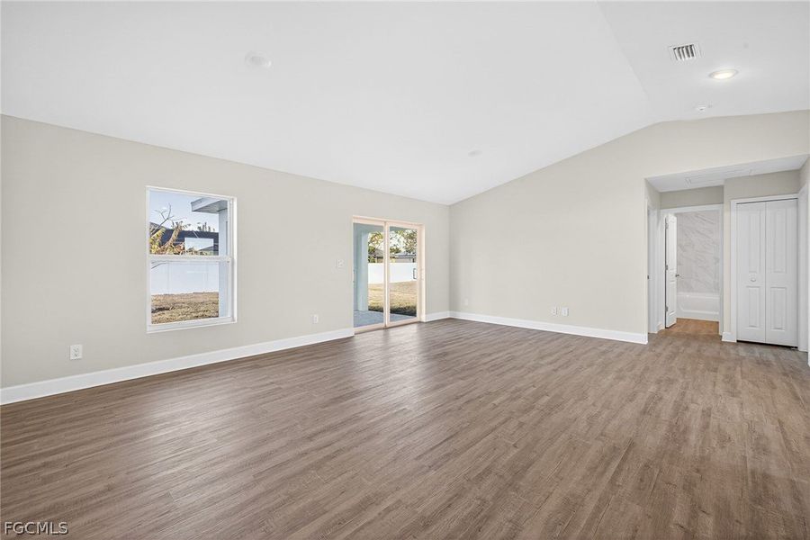 Spacious, unfurnished interior of a new home in Cape Coral, Cape Coral (Image 15).