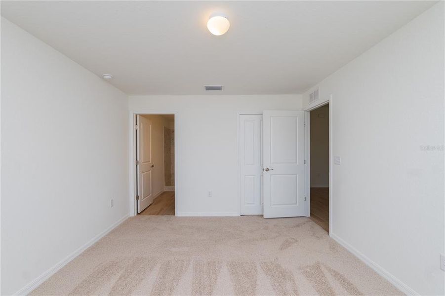 Spacious, unfurnished interior of a new home in , Sebring (Image 11).