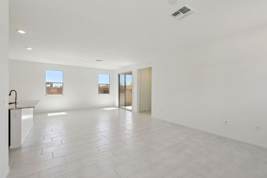 Spacious, unfurnished interior of a new home in Entrada Del Toro at Rancho Sahuarita, Sahuarita (Image 5).