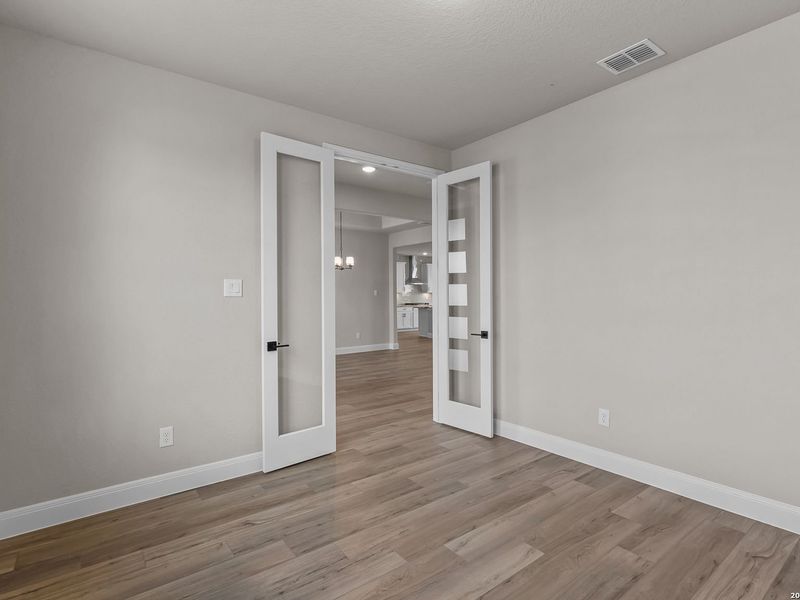 Spacious, unfurnished interior of a new home in Potranco Oaks, Castroville (Image 36).