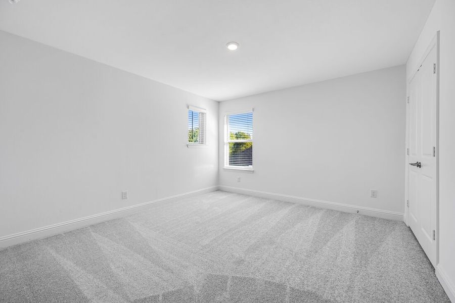 Spacious, unfurnished interior of a new home in South Oak 50s, Oak Point (Image 19).