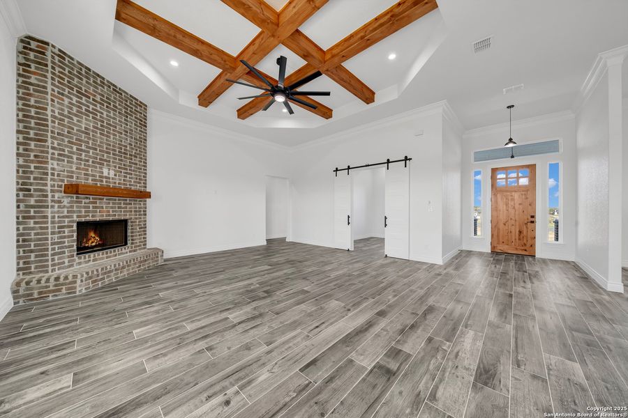 Spacious, unfurnished interior of a new home in , La Vernia (Image 21).