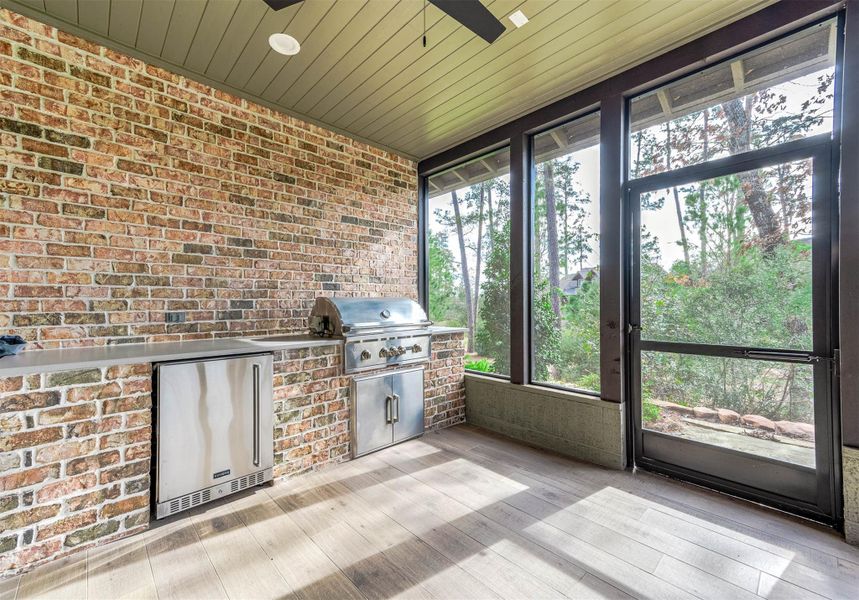 Comes with a built in outdoor kitchen.