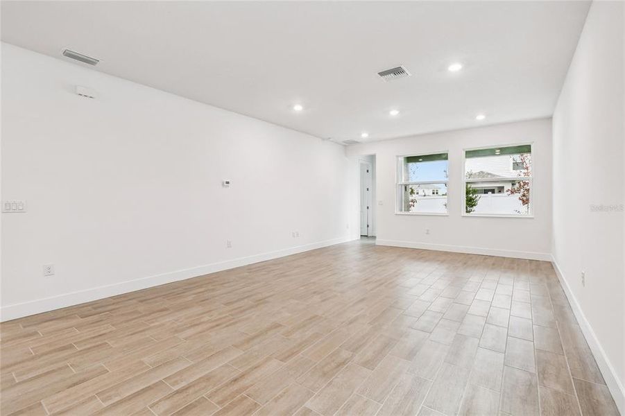 Spacious, unfurnished interior of a new home in Chapel Crossings, Wesley Chapel (Image 20).