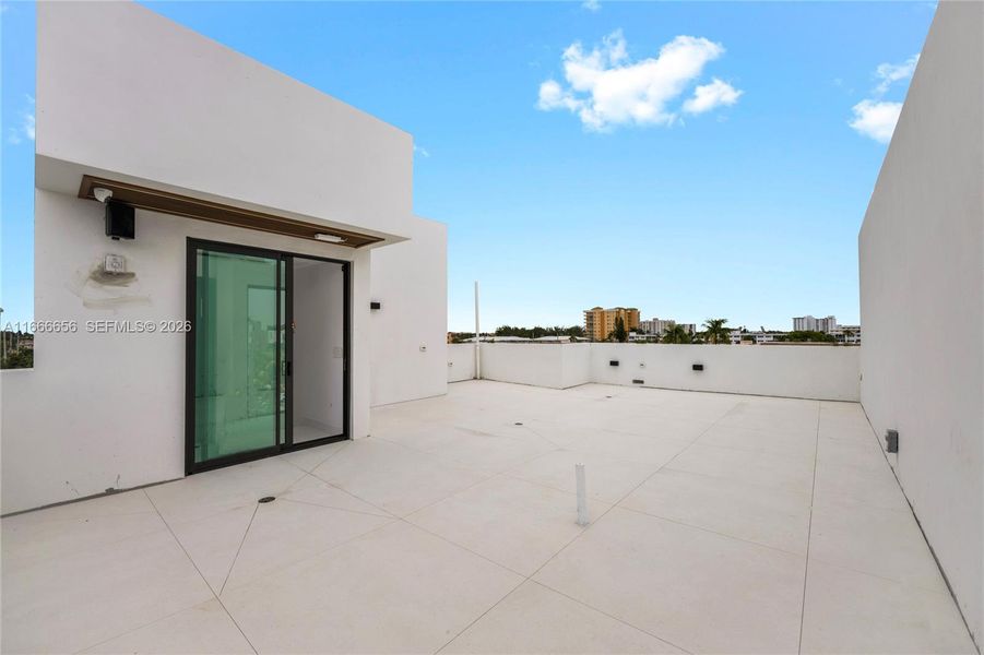 Rooftop with connections for summer kitchen and jacuzzi