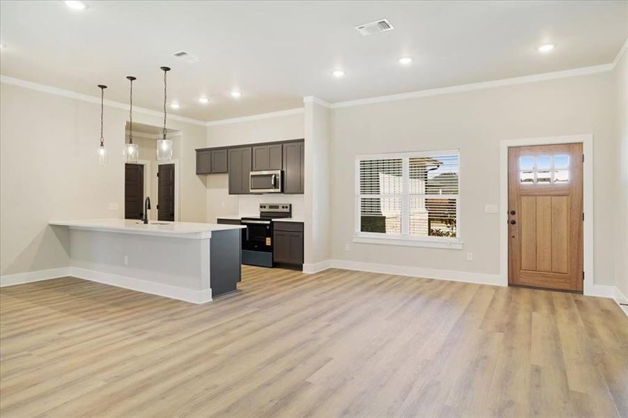 Spacious, unfurnished interior of a new home in , Sherman (Image 23).