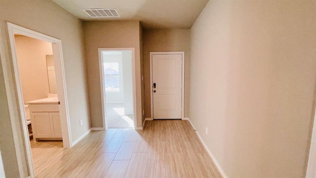 Spacious, unfurnished interior of a new home in Sunnycreek, Fort Worth (Image 20).
